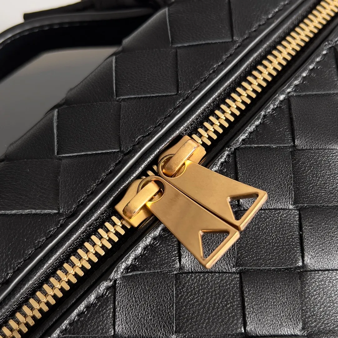 Batch 1360 Bottega Veneta 24 spring and summer woven zipper crossbody bag. A crossbody bag that can be used as a cosmetic bag. The exquisite weaving and compact body are an indispensable accessory for the upcoming summer. The double zipper also better protects the bag. It has a large capacity. If you like it, don’t miss it. Style number: 789109 Size: 22*12.5*5cm